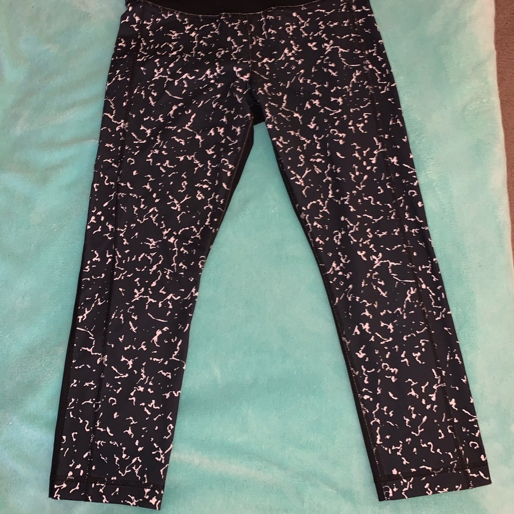 🌸 Black & White Under Armour Patterned Leggings